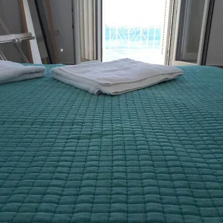 Seaside Serenade 1, Hermópolis